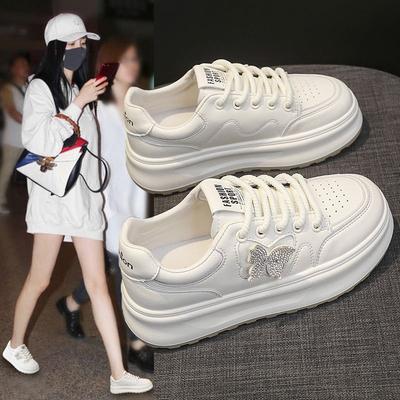 Маленькие белые туфли женские 2025 новые популярные летние дышащие тонкие толстые подошвы легкие с юбкой спортивные и любительские туфли для сноуборда