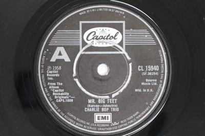 7-дюймовая пластинка CHARLIE BOP TRIO / MERRILL E. МУР - г-н. Big Feet / Boogie My Blues Away CL15940 CAPITOL RECORDS 1977 Великобритания Рок Б/у