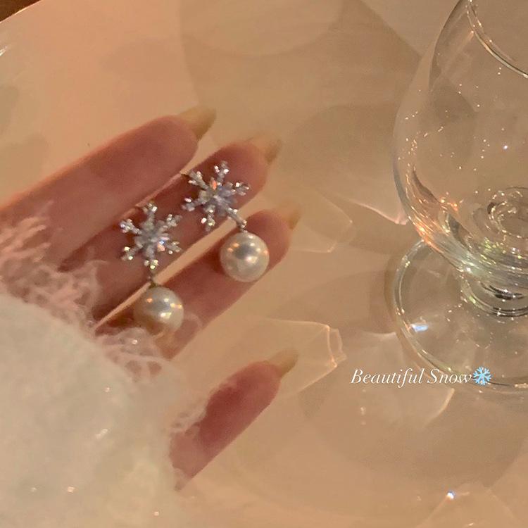 Серьги-гвоздики с цирконом, снежинкой и жемчугом, изысканный темперамент, универсальные серьги, дизайнерские серьги