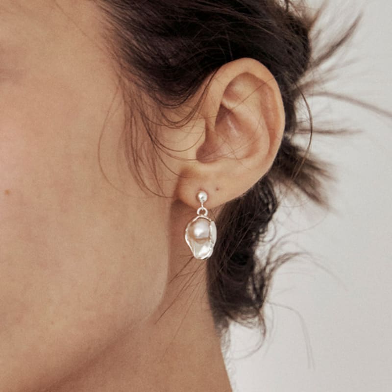 Dewy desert persona pearl Earring (L)