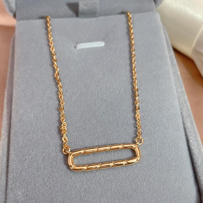 Простое квадратное колье Kinel из розового золота с подвеской