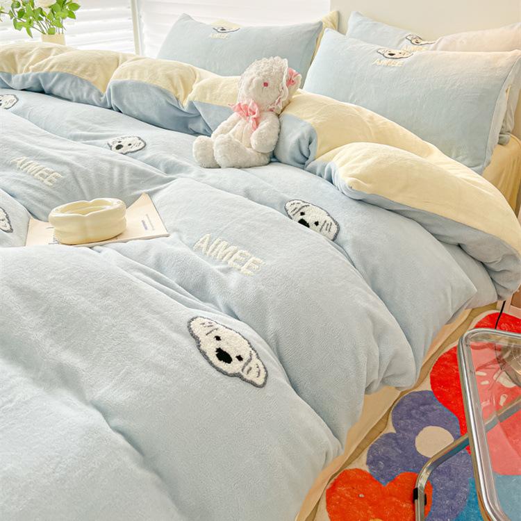 Небольшой свежий зимний утолщенный молочный бархатный комплект из четырех предметов Коралловый бархат с вышивкой, теплый двусторонний бархатный пододеяльник, комплект из трех предметов
