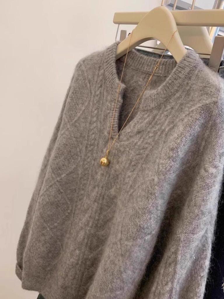 Женский серый свитер крупной вязки с V-образным вырезом из шерсти енота - Весенне-летний стиль