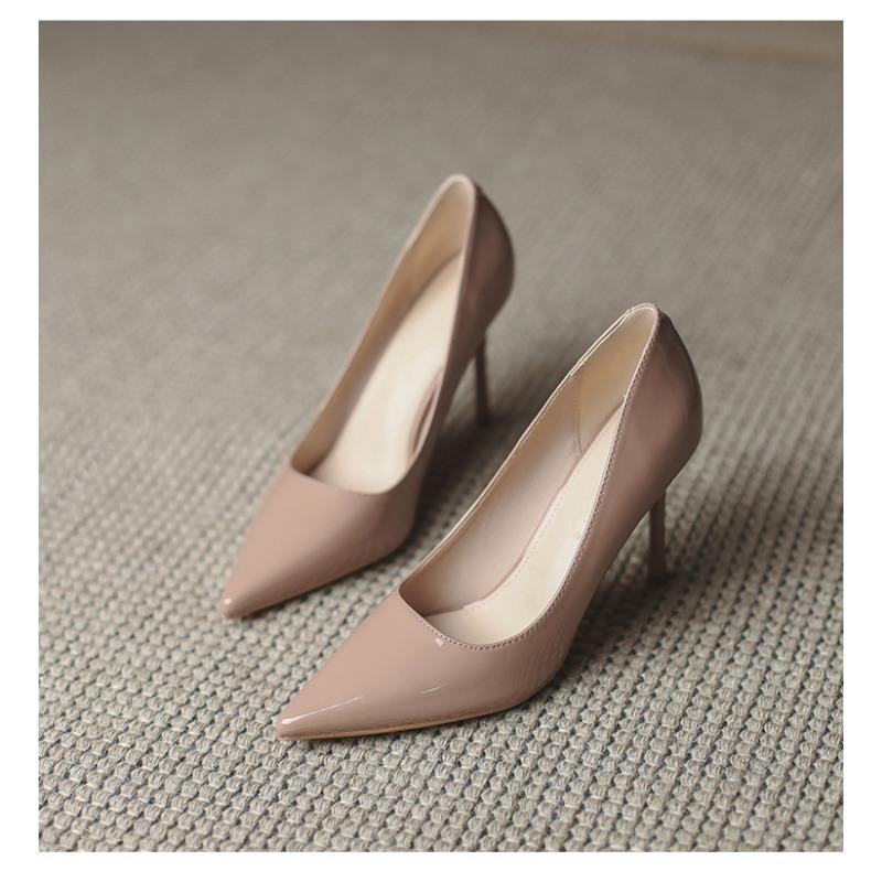 Туфли на высоком каблуке голого цвета с тонким каблуком из лакированной кожи с острым носком и неглубокой горловиной