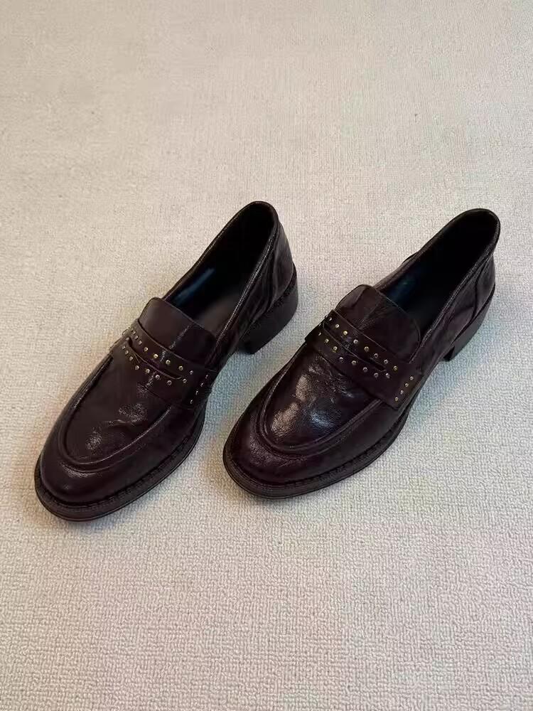 Версия из коровьей кожи~! Лоферы женские ретро британский стиль круглый носок заклепки плиссированные на одной педали толстый каблук черные маленькие кожаные туфли