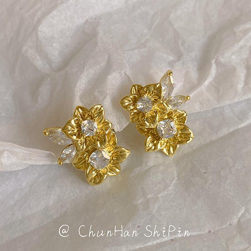Light luxury temperament, flower ear clips, niche high-end sense, exquisite zircon metal stud earrings, mosquito coil disc, women's earless earrings.