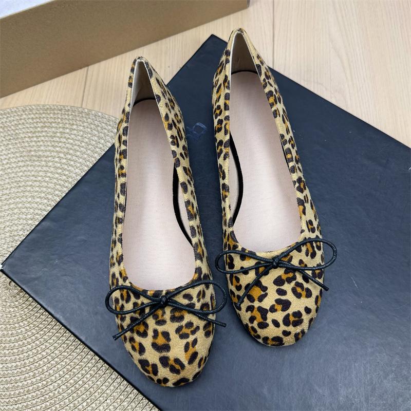 Модные балетки для женщин 2025 Новые ретро балетки с бантом-бабочкой из замши с мелким круглым носком Женская обувь больших размеров 44 43 42