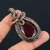 Созданный в лаборатории рубиновый драгоценный камень из чистой медной проволоки, обернутый ювелирными изделиями ручной работы