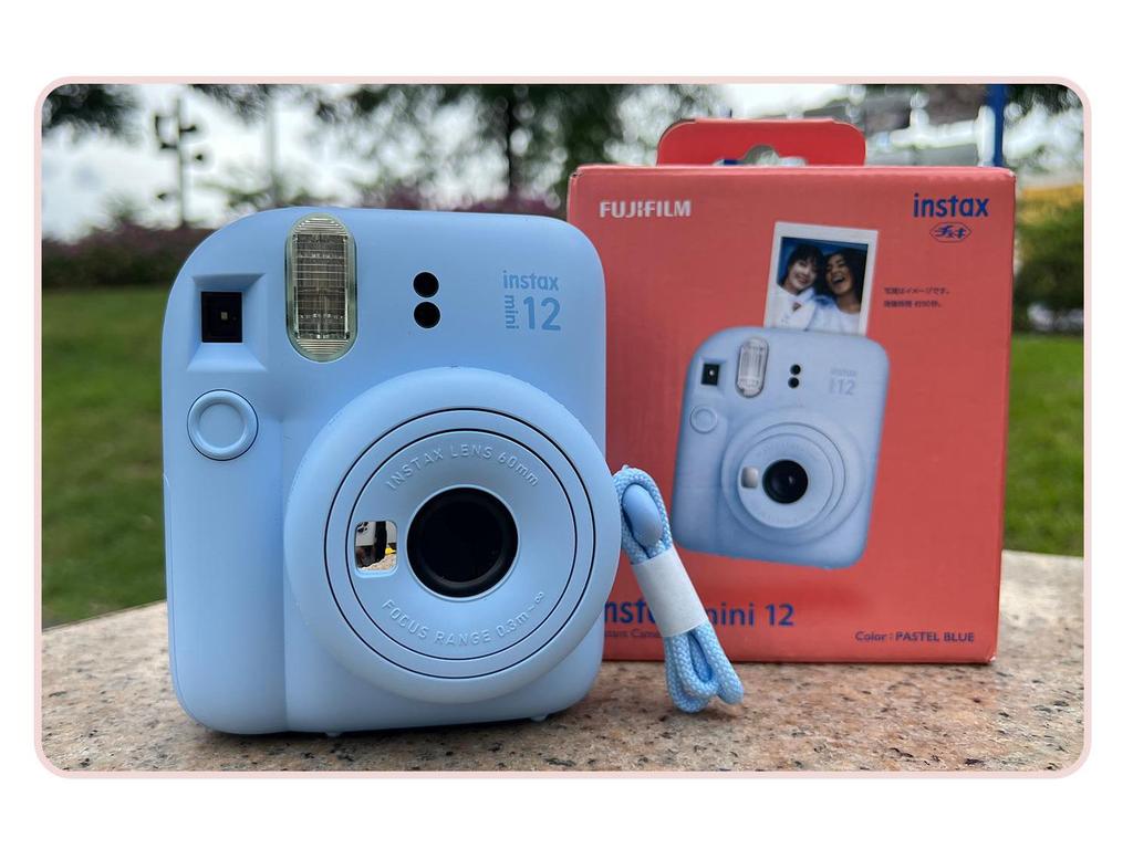 Фотоаппарат мгновенной печати Polaroid Mini 12 — идеальный подарок на день рождения для студента.