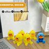 Мультяшная фигурка злой утки, напечатанная на 3D-принтере, статуэтка скульптура сидящей утки с нахмуренным лицом, маленькое сине-желтое украшение в виде утки
