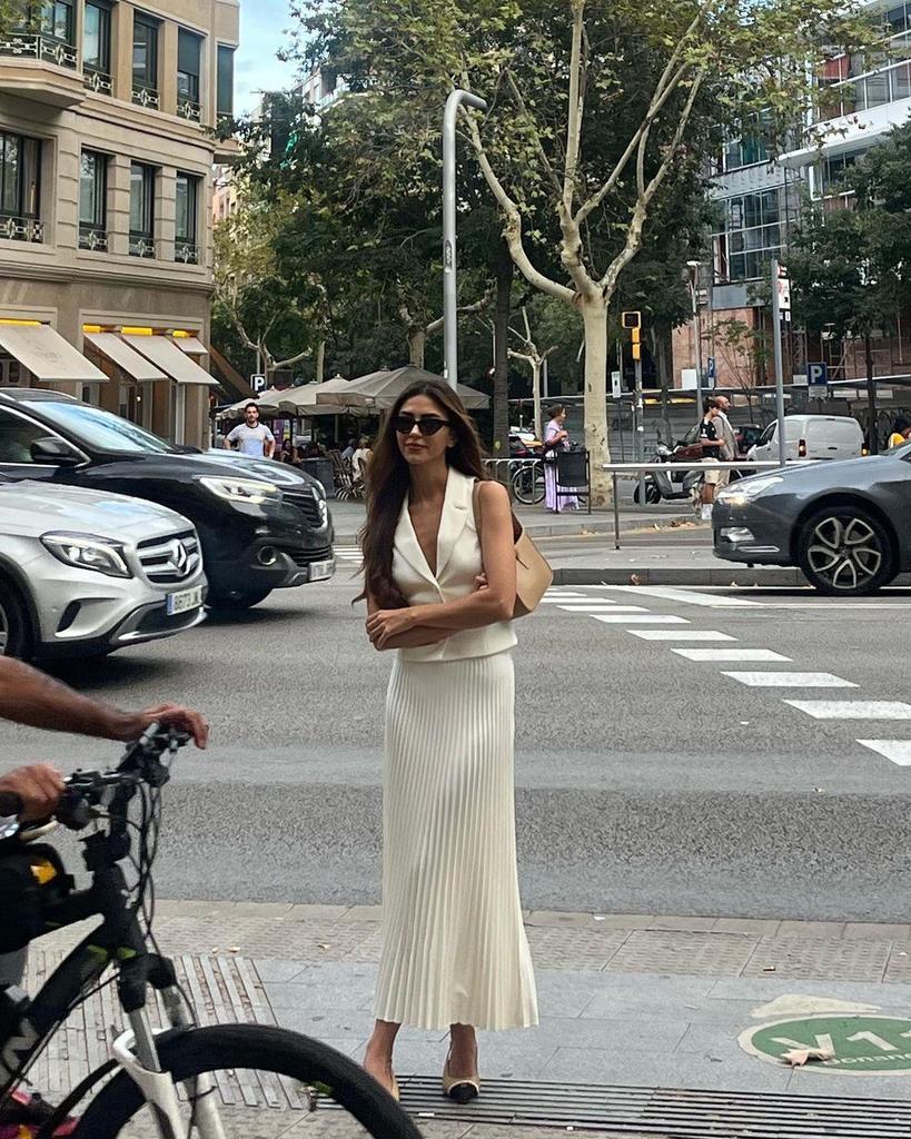 Летний женский костюм 2024 года: Жилет с воротником-стойкой и плиссированной юбкой средней длины