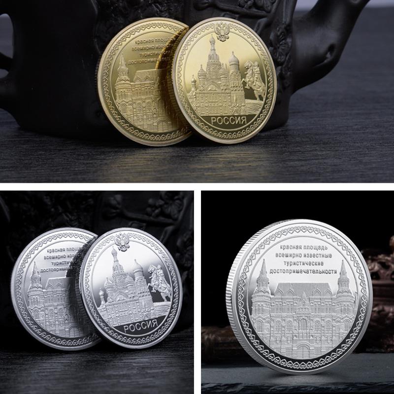 Позолоченная коллекционная монета с изображением Св.. Красная площадь Петербурга и русская архитектура