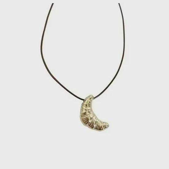 2024 Women's Black Leather Rope Necklace: Korean Croissant Clavicle Chain for Sweaters, Versatile and Elegant.