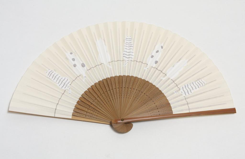 Веер Kyo Fan Cat, вид сзади, веер ручной работы Kyoto Craftsman с кисточками, в комплекте сумка для веера, бумажная коробка [Hasegawa]