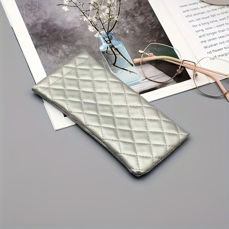 Супермягкий премиальный чехол для очков из искусственной кожи | Компактный стеганый дизайн, надежная застежка, стильный дорожный аксессуар | (Доступно 3 цвета) Белый/Черный/Розовый