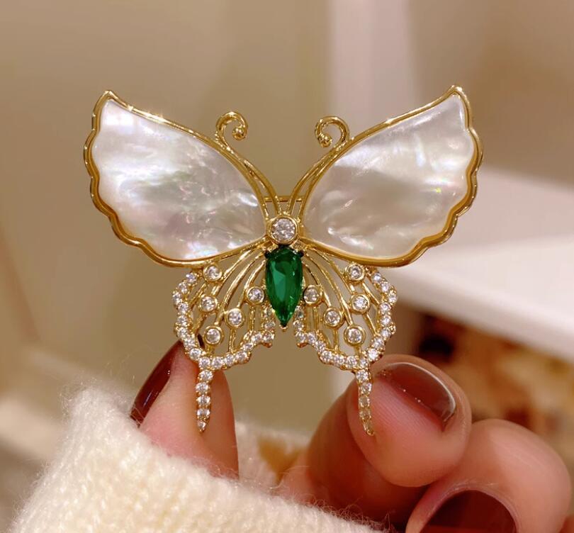 New Shell Rhinestone Butterfly Brooches for Women Lapel Pins Elegant Party Clothes Suit Small Accessories Gift