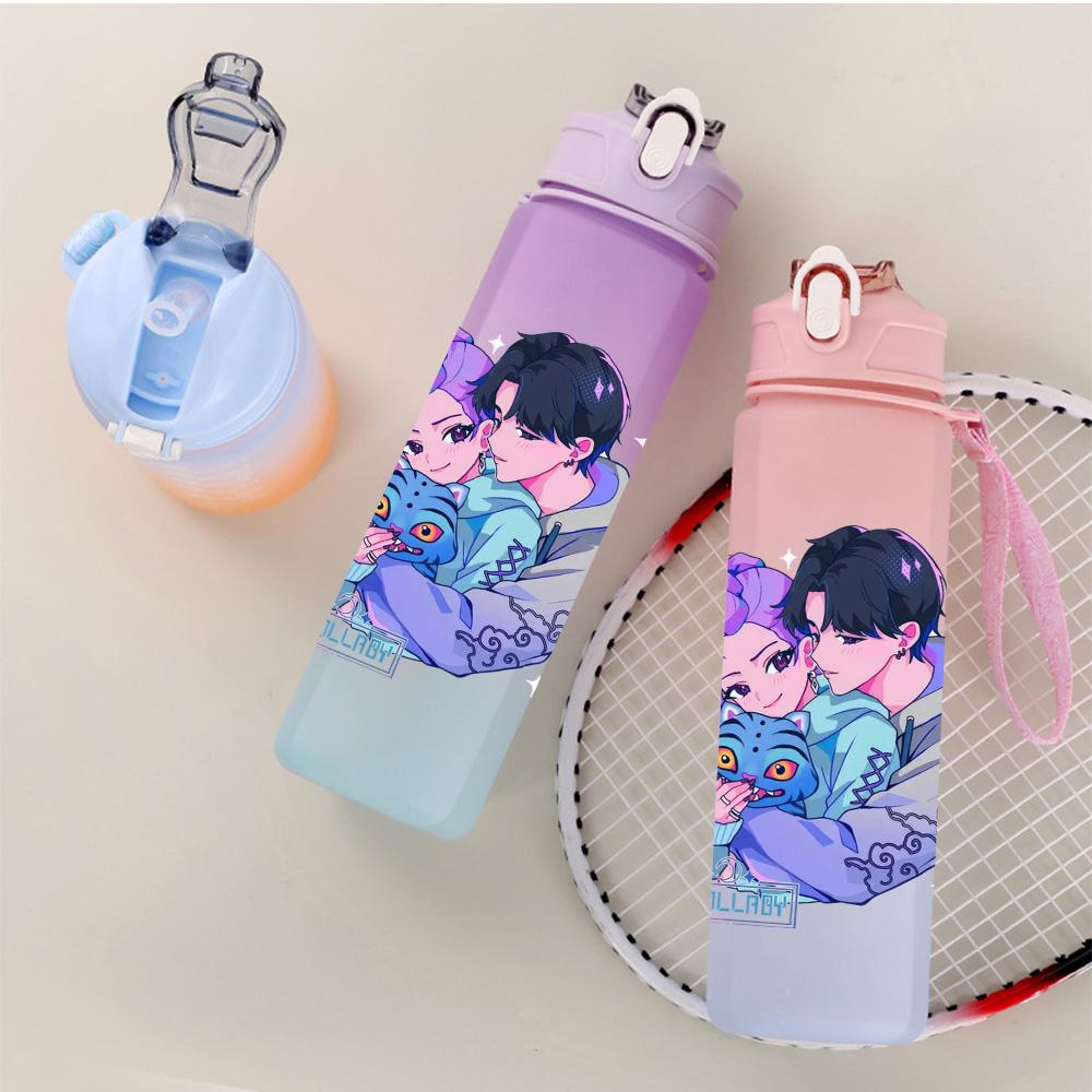 Бутылка для воды 750 мл Аниме Мультфильм K-Pop Охотники на демонов С принтом Большая Вместимость Питьевая чашка Портативная Спортивная уличная бутылка для воды Детский подарок