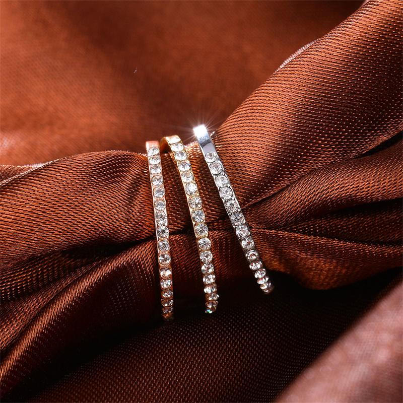 Изящное обручальное кольцо, украшенное кристаллами