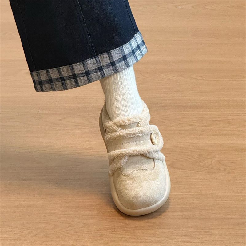 У Чжао Рут такие же белые велюровые хлопковые сандалии Birkenstock для женщин, а также новые пушистые теплые и нескользящие зимние ботинки для женщин.