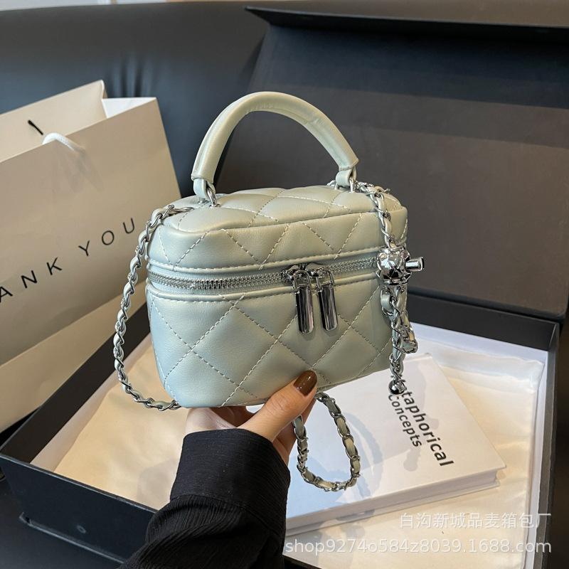 Fashionable and Simple Hand-held Small Bag Women's 2025 New Explosive One-shoulder Crossbody Bag Diamond Check Chain Small Square Bag