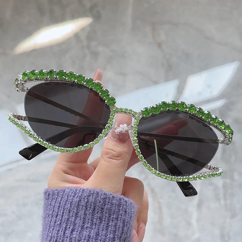 Luxury Cat Eye Sunglasses with Color Diamonds Fashion Trend Women Glasses Gafas De Sol Personalized Crystal Design