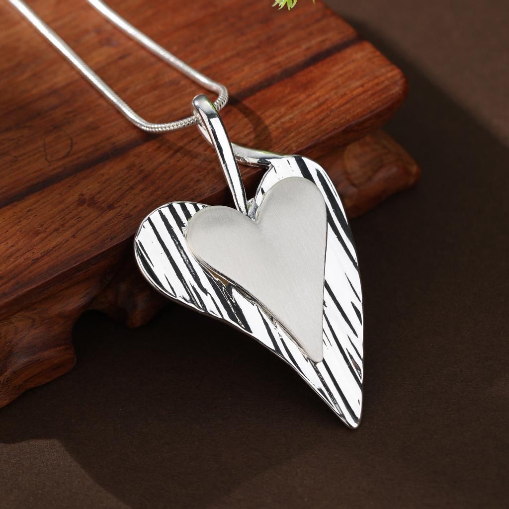 Новый матовый золотой яркий золотой двухслойный кулон-сердце, женское индивидуальное универсальное длинное ожерелье в форме сердца