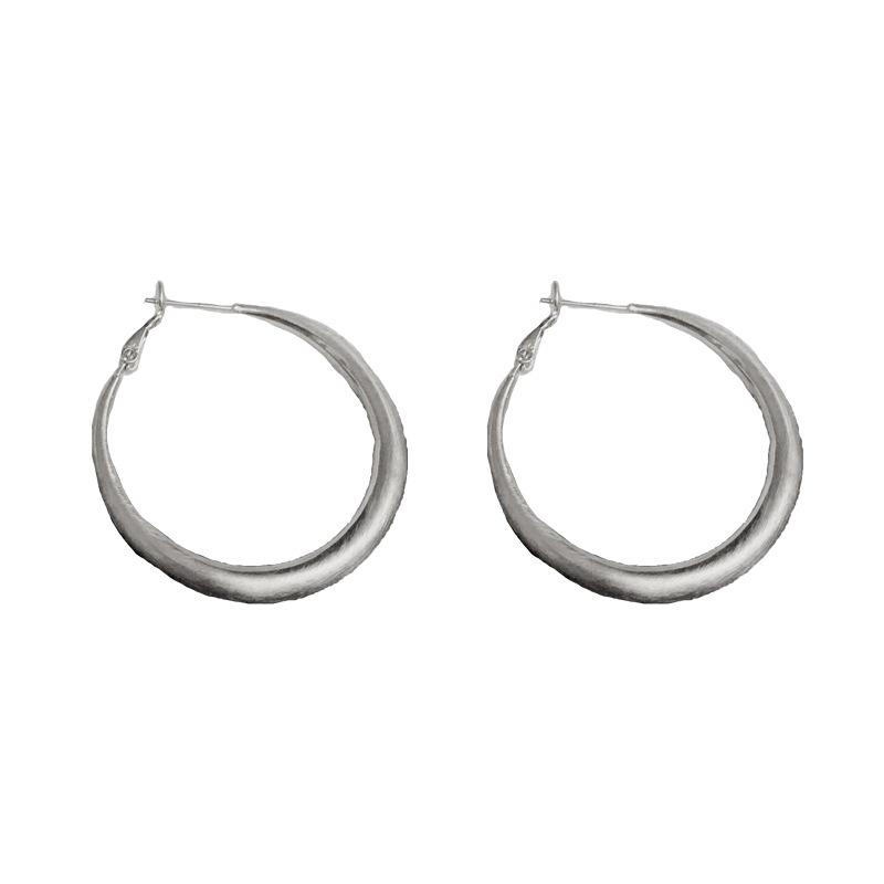 Личность Мода Простые Металлические Серьги-Кольца с Матовой Отделкой Темпераментные Универсальные Серьги Крутого Стиля для Женщин