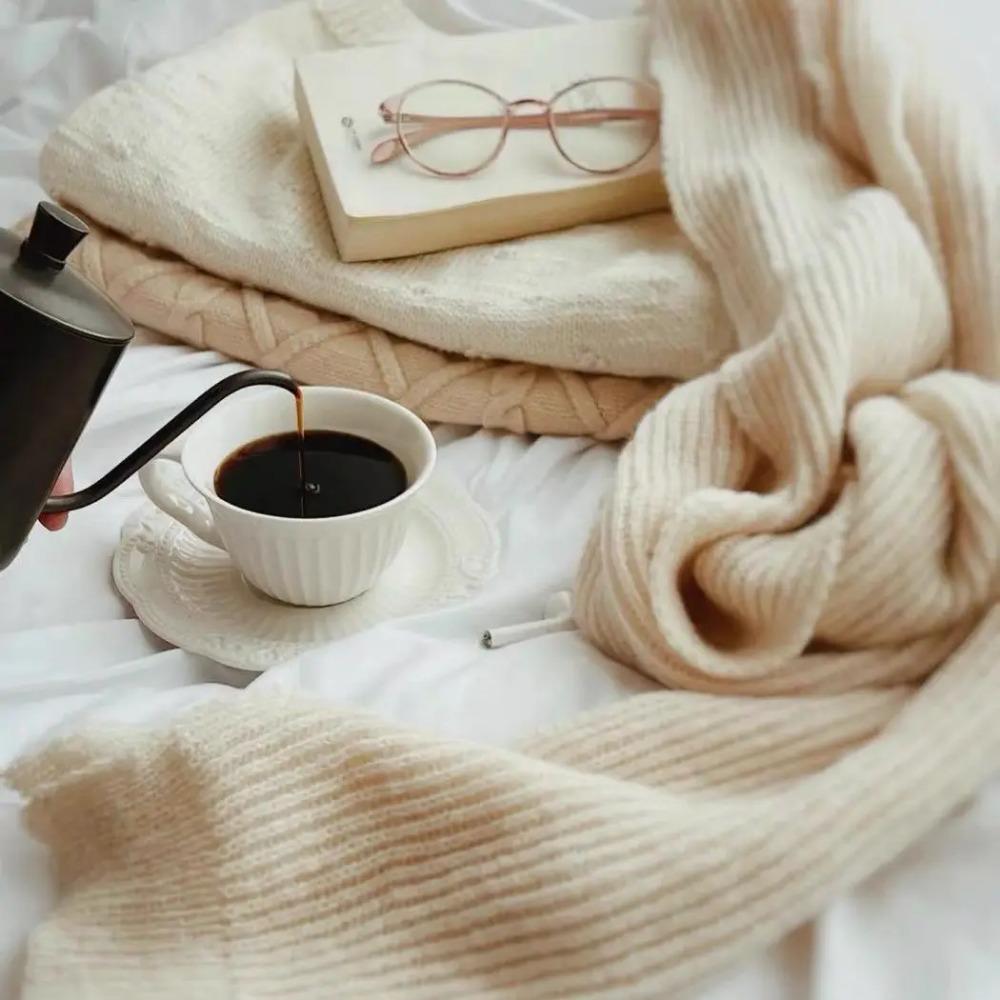 Чисто белая керамическая рельефная кофейная чашка, высокая красивая кружка, европейская посуда для послеобеденного чая, изысканные домашние чашки и тарелки