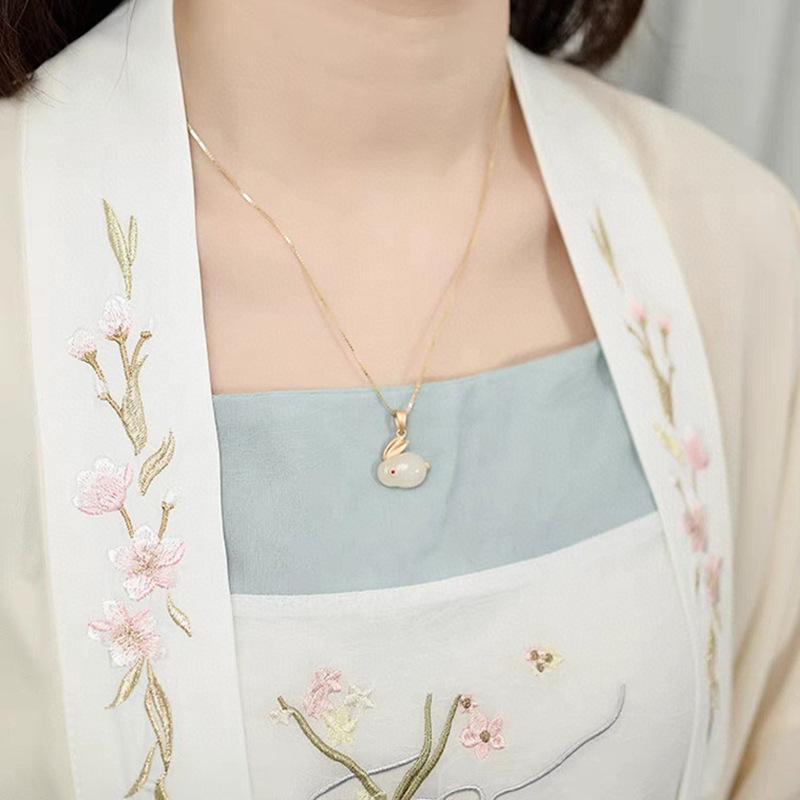 Ожерелье из нефрита «Хетянь» с кроликом, женское, летнее, легкое, роскошное, нишевое, дизайн, чувственная, нефритовая, кролик, нержавеющая сталь, ключичная цепочка