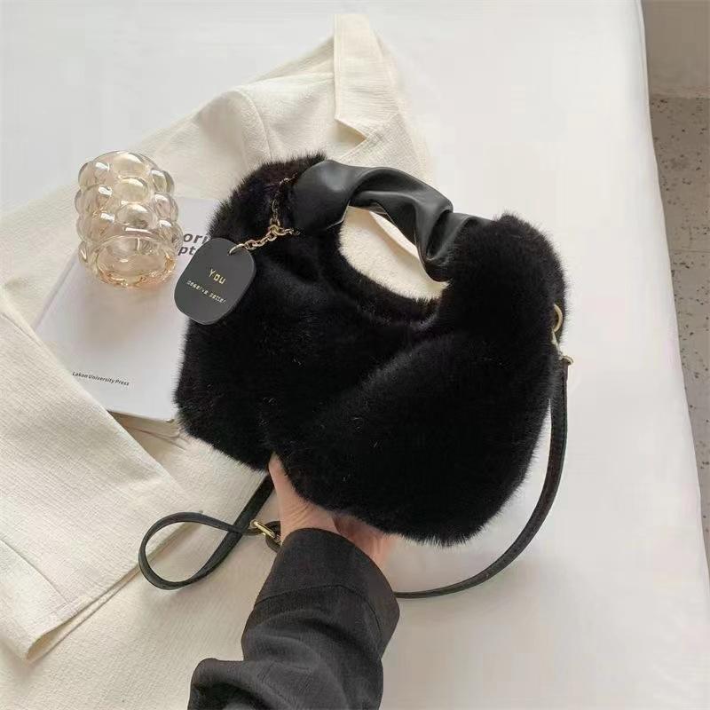 Премиум осень и зима новая плюшевая сумка-мессенджер универсальная иностранная в стиле поездок на работу пушистая высококачественная нишевая большая вместительная женская сумка