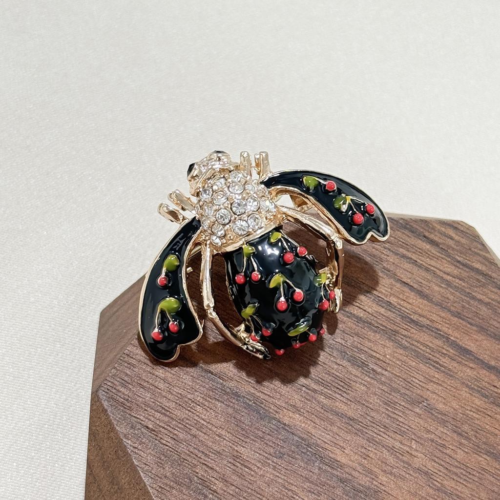 Анти-свет капает масло маленькая брошь воротник булавка горный хрусталь живопись глазурь любовь графика маленькая пчела, маленький темперамент