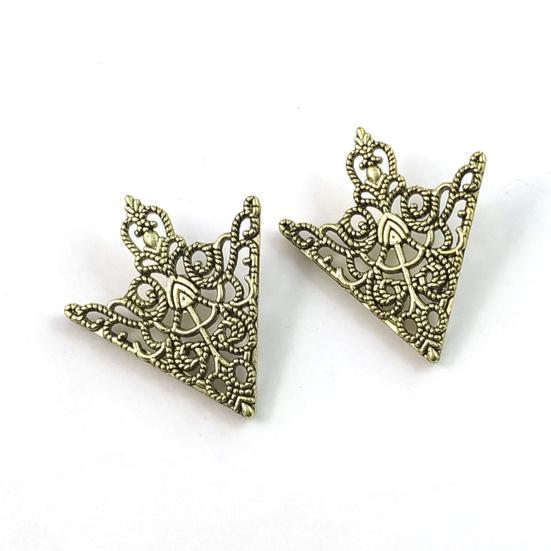 1 Pair Men Women Shirt Collar Clip Retro Hollow Pattern Palace Style Collar Buckle Brooch Neck Clip Outfit Accessories