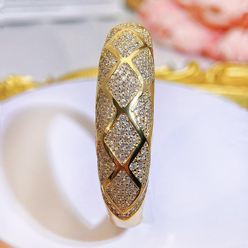 CMM Baroque Style European Retro Italian Brushed Craftsmanship Golden Hollow Ethnic Western Color Zircon Woman Bracelet Bangle