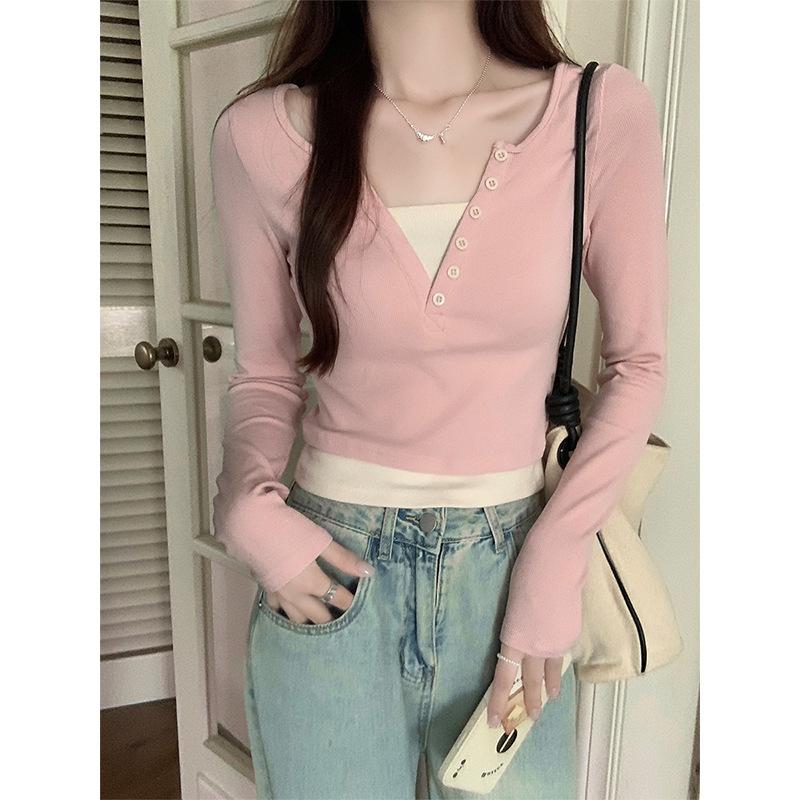 Контрастная цветная поддельная футболка из двух частей с V-образным вырезом и длинными рукавами для женщин, начало осени 2024 года, новый дизайн, нишевый, горячая девушка, тонкий, короткий топ