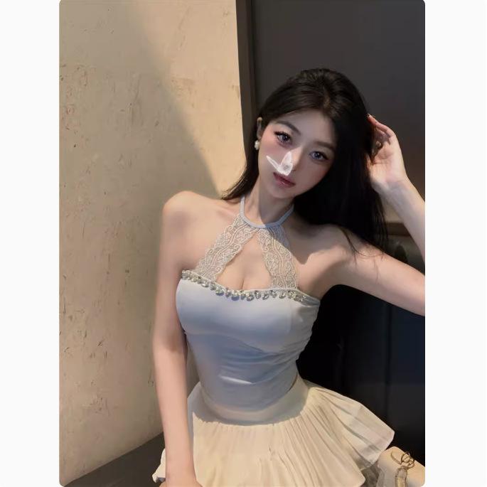 Элегантная майка с кружевной отделкой и нагрудными вкладышами для всех сезонов