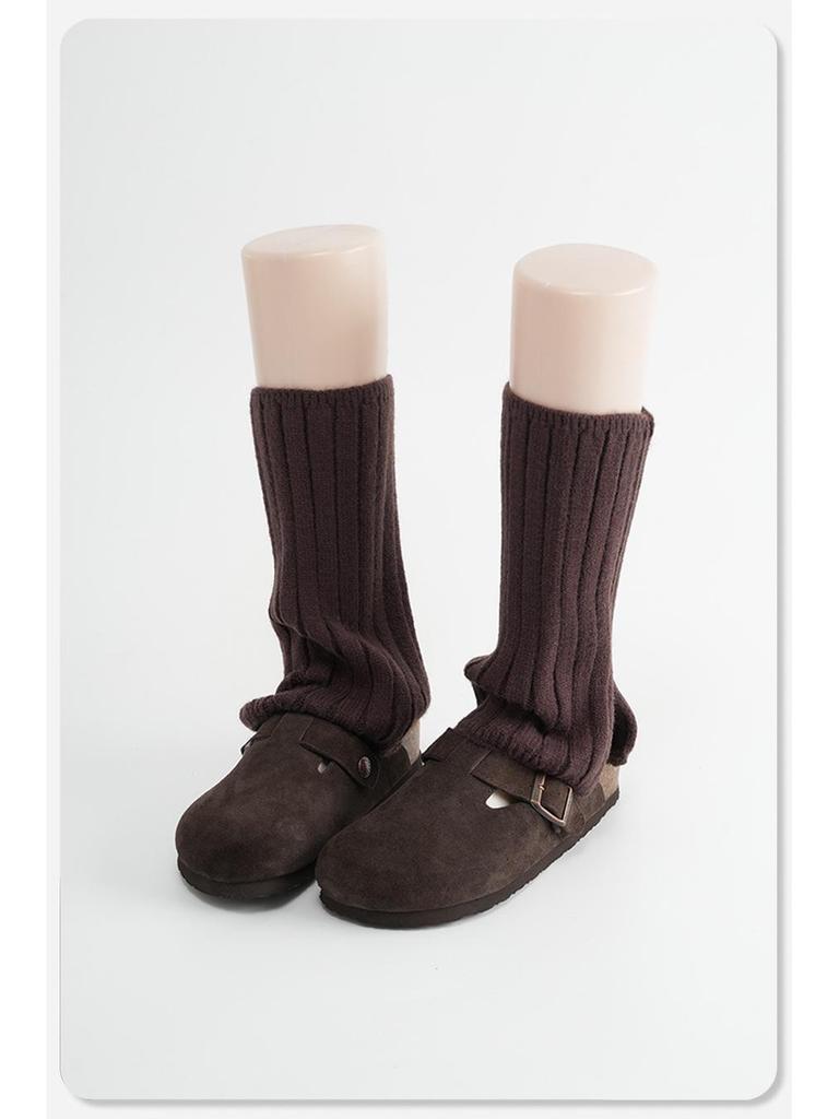 Серые вязаные носки с разрезом - толстые ребристые полосы, длина до икры, уютный осенне-зимний стиль, свободный крой, модные ворсистые носки