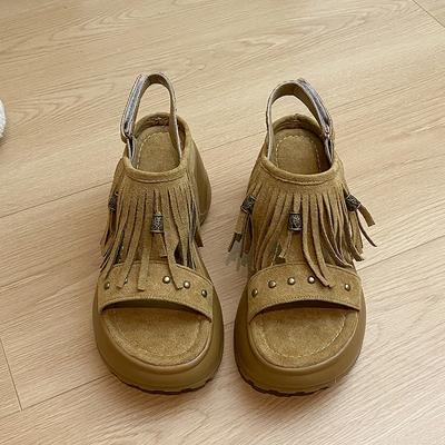 Модные сандалии на платформе с ретро-заклепками женские 2025 лето новые повседневные сандалии в стиле ветра универсальные увеличивающие рост