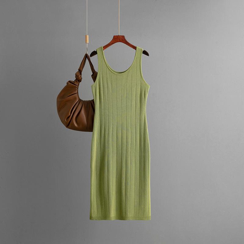 Новое облегающее вязаное платье-халтер с двойным круглым вырезом и однотонной расцветкой стройнит и подчеркивает фигуру.