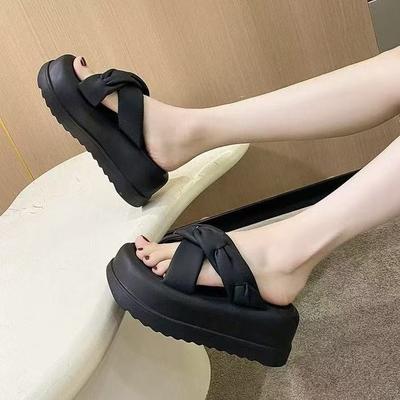 Тапочки женские летние 2025 новые универсальные увеличивающие рост платформа маффины обувь интернет-знаменитости тонкие модные женские крутые тапочки