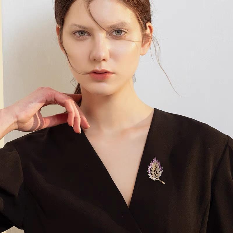 Exquisite Gradient Hollow Leaves Brooch For Women Temperament Plant Pins Party Bouquet Corsage Jewelry