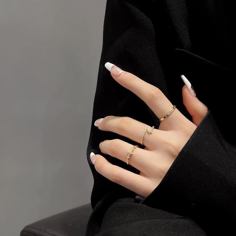 Xiaohongshu Blogger's Trendy Four-Piece Ring Set: Elegant, Simple Index Finger Designs Inspired by Internet Celebrities.