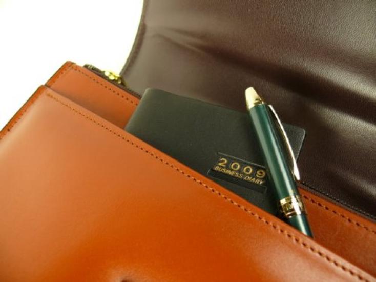 Мастерская сумок Авадзи Подлинная кожа Широкий чехол (Гладкая кожа, коричневый) [Сделано в Японии] Коровья кожа с крышкой, отдельно стоящий