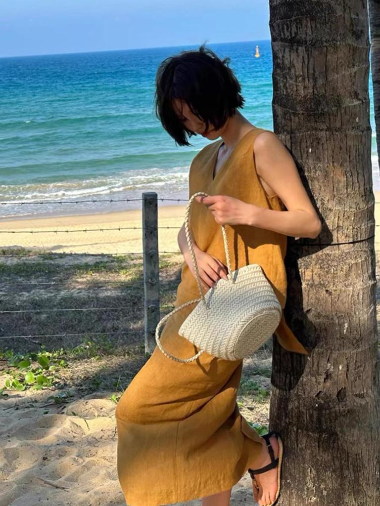 Летний комплект из топа без рукавов с V-образным вырезом и юбки миди 2024