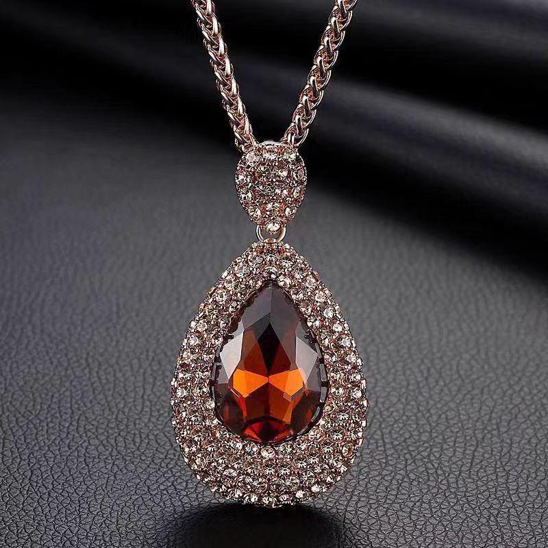 Ожерелье-цепочка в виде свитера с бриллиантами и каплями воды в европейском и американском стиле – универсальный, простой и стильный аксессуар для ключицы на осень и зиму.