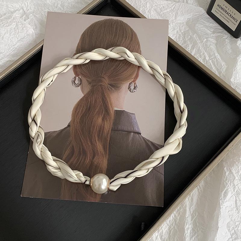 Pearl Necklace Twist Silk Scarf High-end Neck Protection Scarf with Shirt Magnetic Silk Scarf Simple Scarf Collarbone Chain