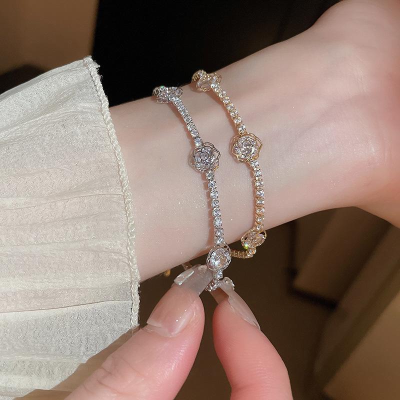 Sweet light luxury zircon flower geometric bracelet fashionable and exquisite temperament adjustable versatile bracelet.