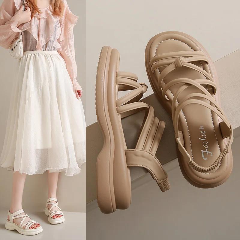 Модные римские сандалии для женщин 2024 года, летняя новая мягкая подошва, верхняя женская обувь на танкетке, модная повседневная дизайнерская обувь для женщин