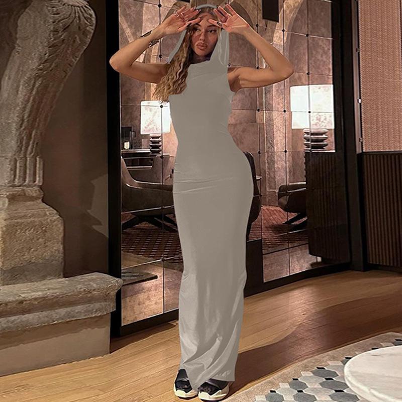 Женское однотонное платье без рукавов с капюшоном и разрезом