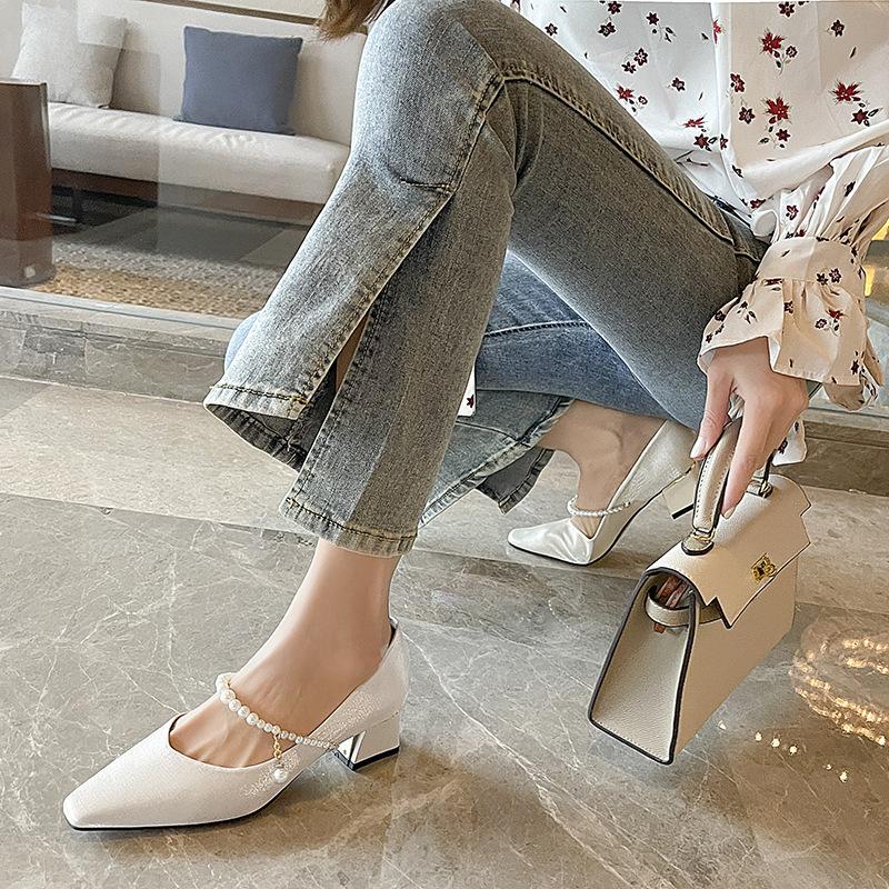 Korean version of pearl one-word belt Xiuhe wedding shoes fairy style square head thick heel single shoes female French banquet temperament high heels