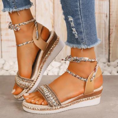 Модные туфли на танкетке с золотыми заклепками для женщин, лето 2024, новые женские сандалии в римском стиле с ремешком на щиколотке, удобные повседневные сандалии с толстой подошвой